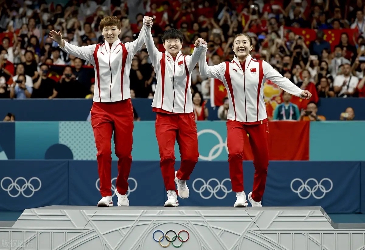 运动员们全身心投入比赛，为胜利而战