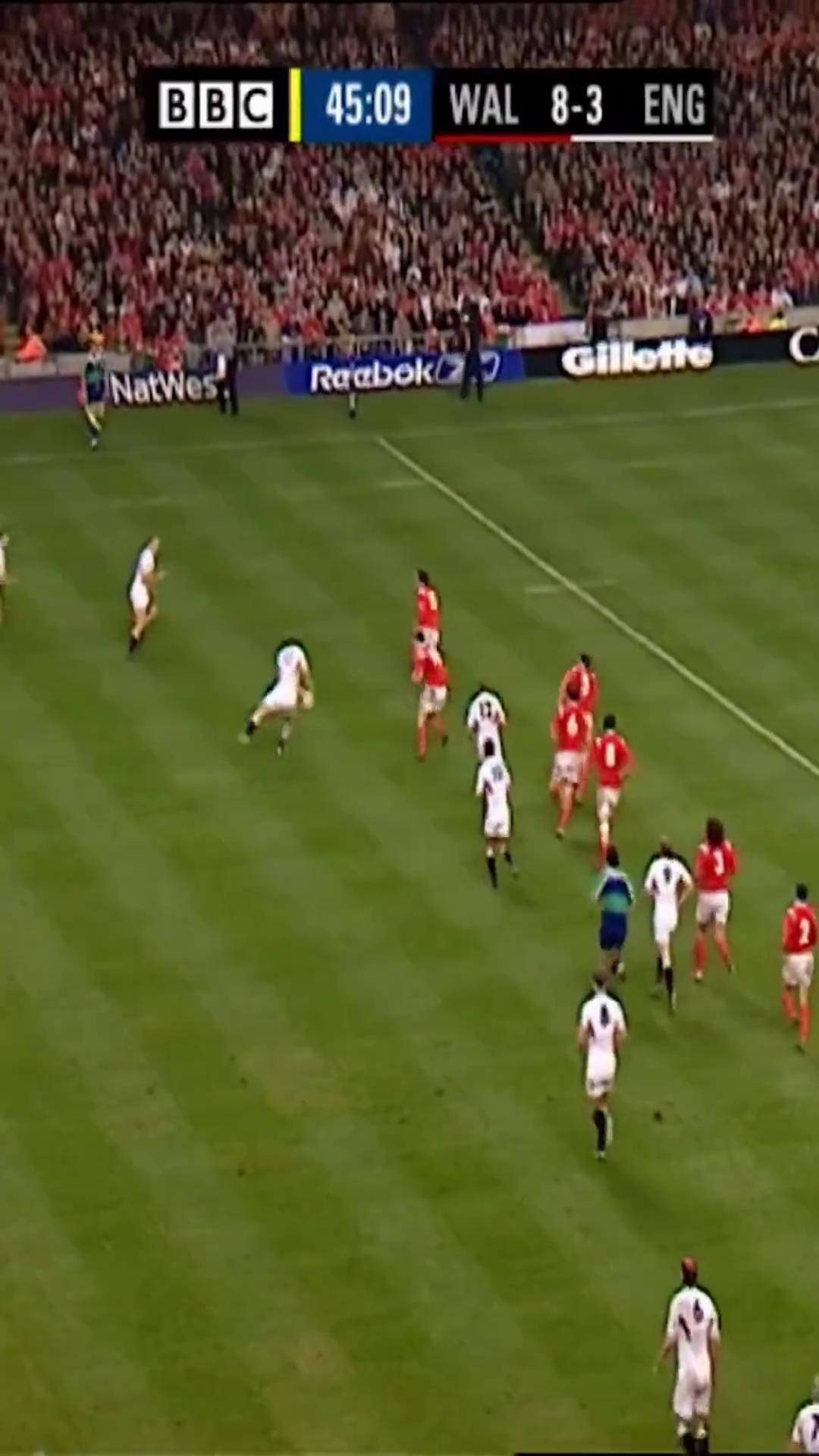 威尔士队在对抗中遭遇不利，需调整战术的简单介绍