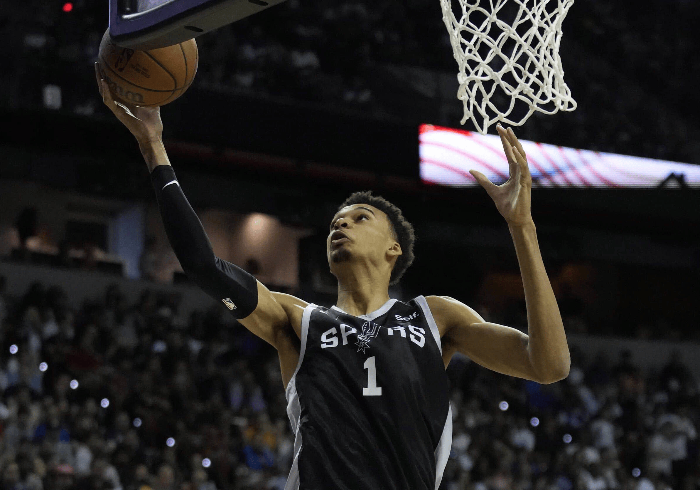 灰熊队新秀爆发，单场高分独揽胜利