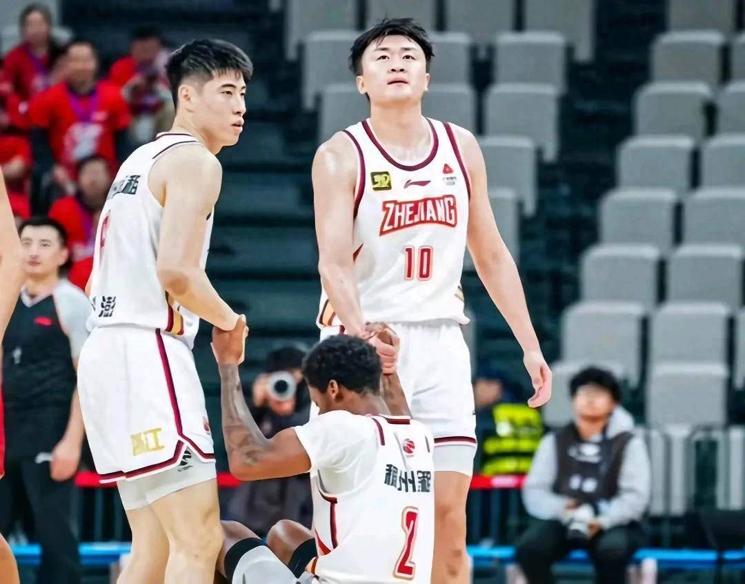 开云体育官网-福建男篮加强训练备战，全力冲击前四