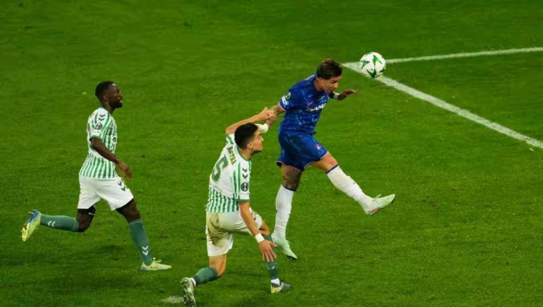 开云体育官网-切尔西惨败西汉姆，争冠形势不容乐观