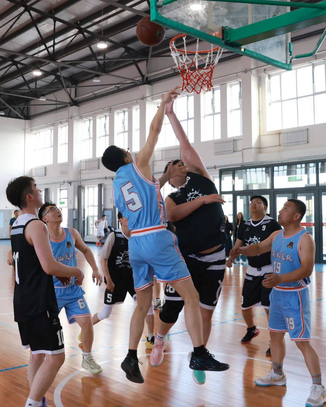 热血沸腾！全国篮球赛场激情四射，球员奋力拼搏的简单介绍