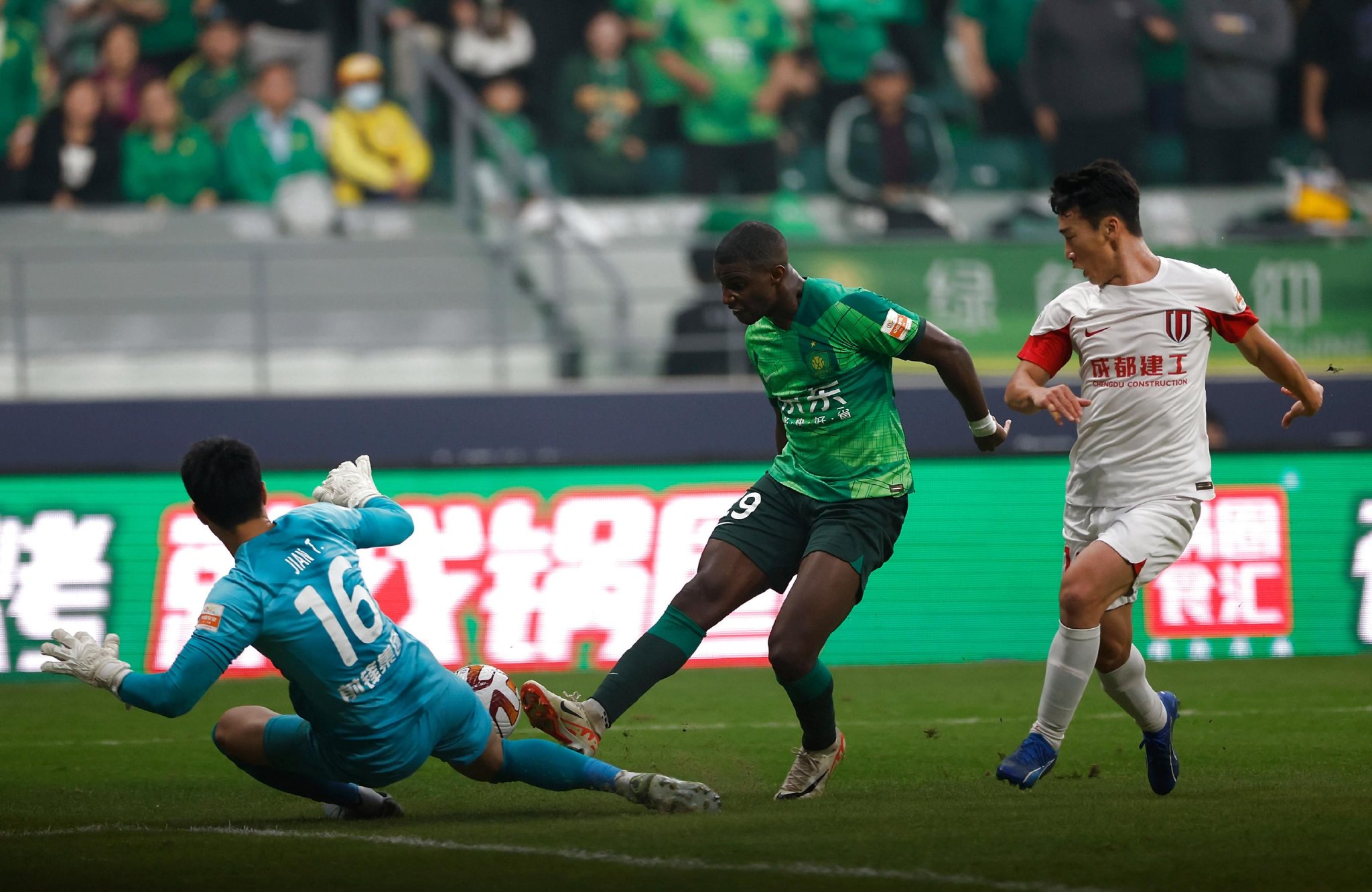 国安队在亚冠联赛中大获胜利