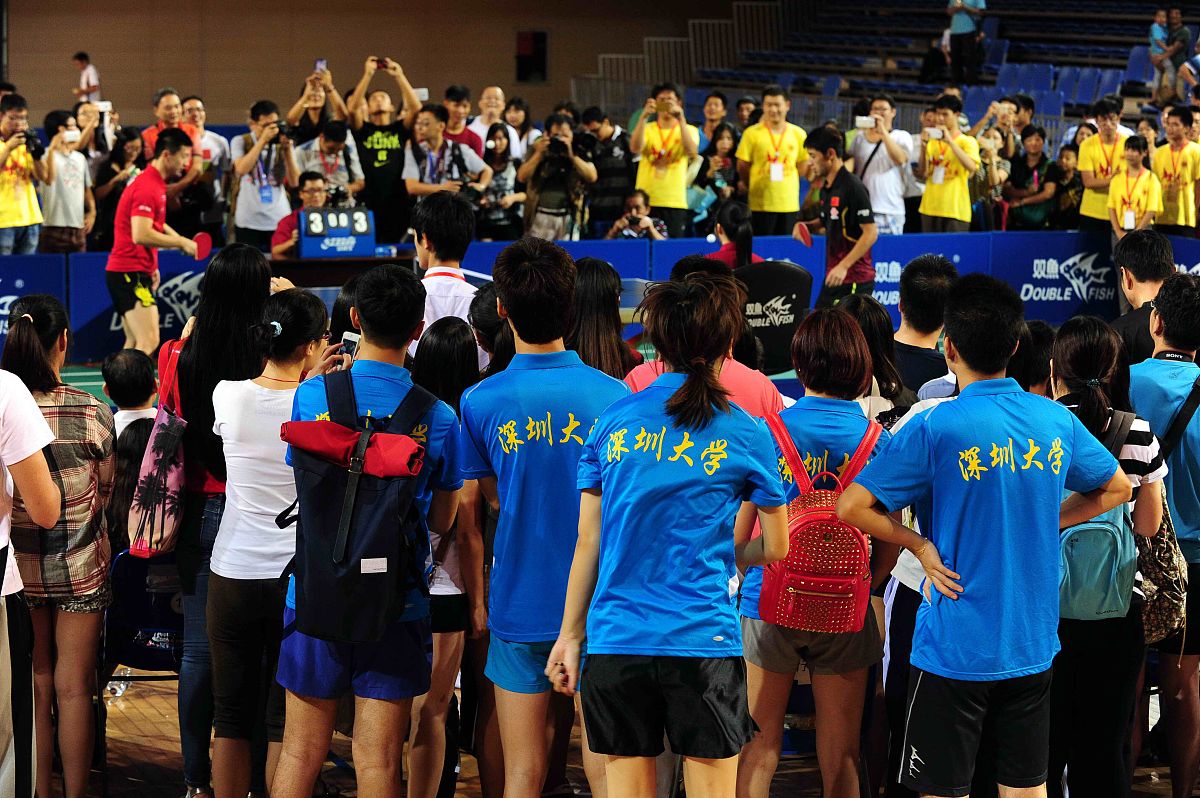 包含双方实力相当，球场上掀起了激烈的角逐的词条