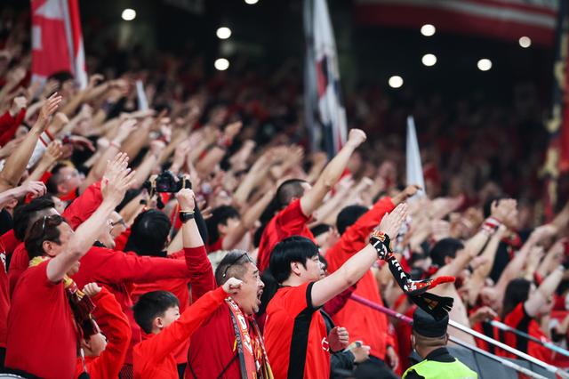 开云体育官方入口-包含欧塞尔球迷热情洋溢，高声为球队加油的词条