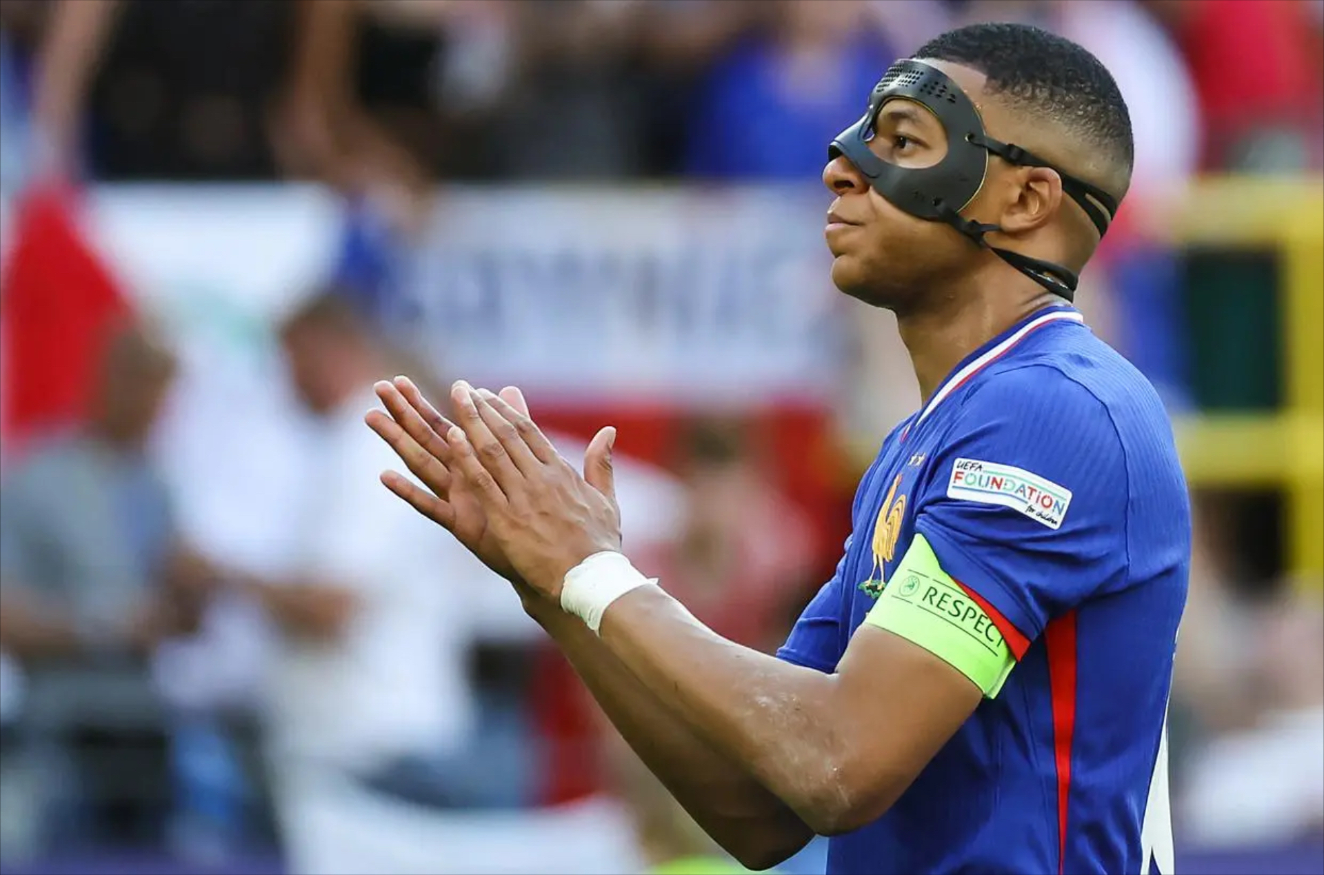 法国队大胜英格兰，锁定小组第一的希望