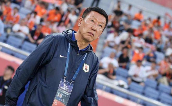 包含布莱顿球员因伤退出赛季，教练组急寻替补的词条