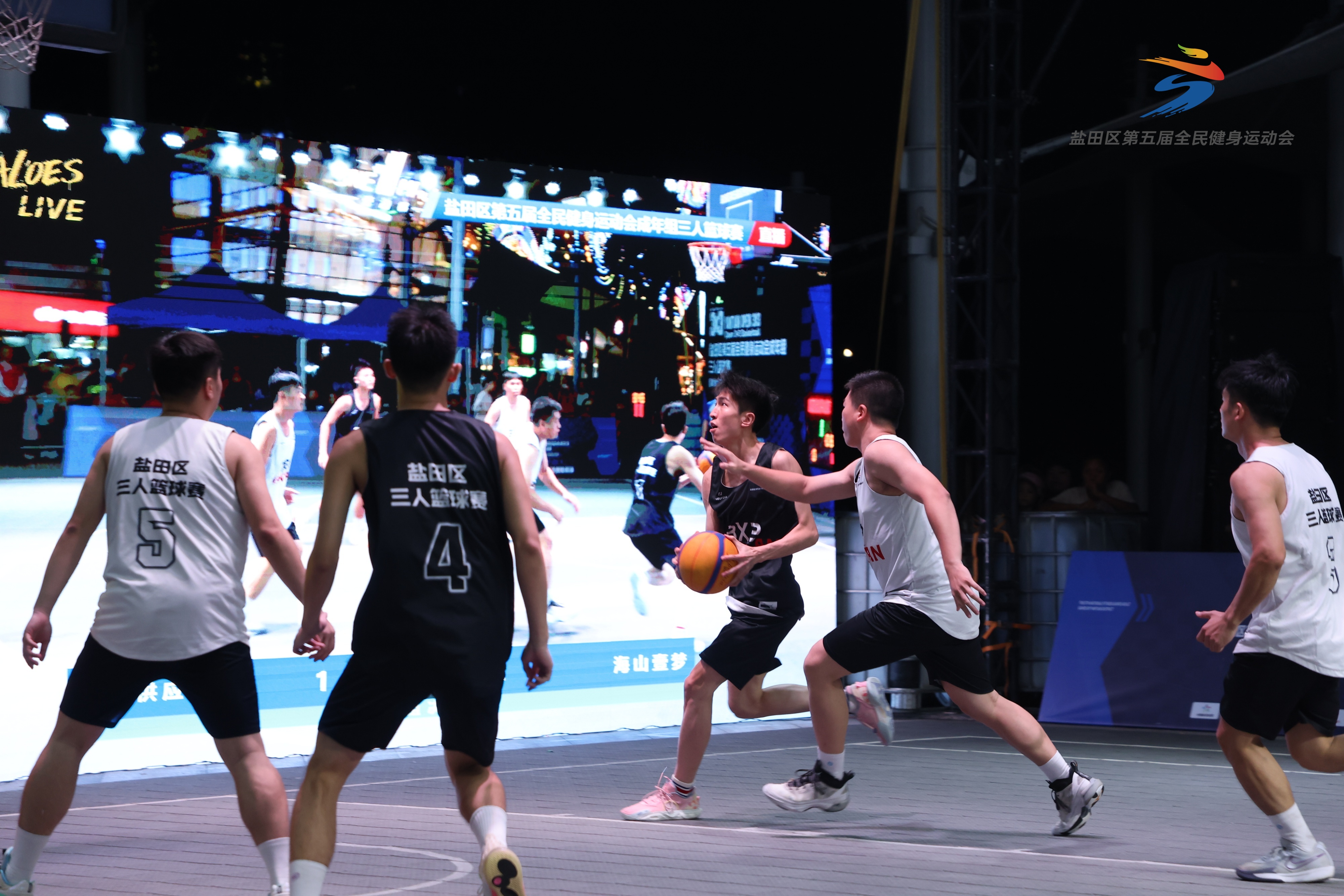 开云体育网页版登录入口-关于篮球比赛现场热闹非凡，球迷狂热不可抑制！的信息