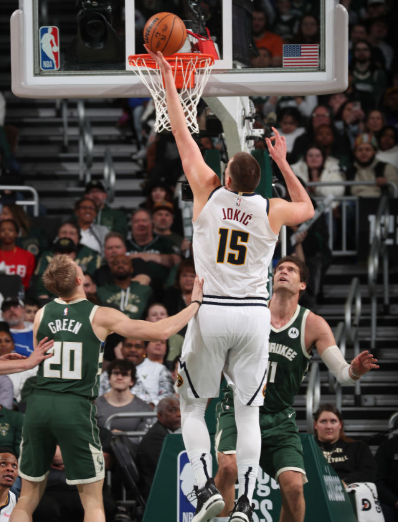 包含开拓者队员遭遇雄鹿绝杀，遗憾失利的词条