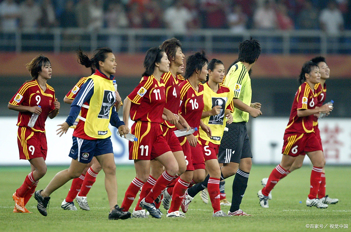 疯狂比赛：女足选手展现激情竞技