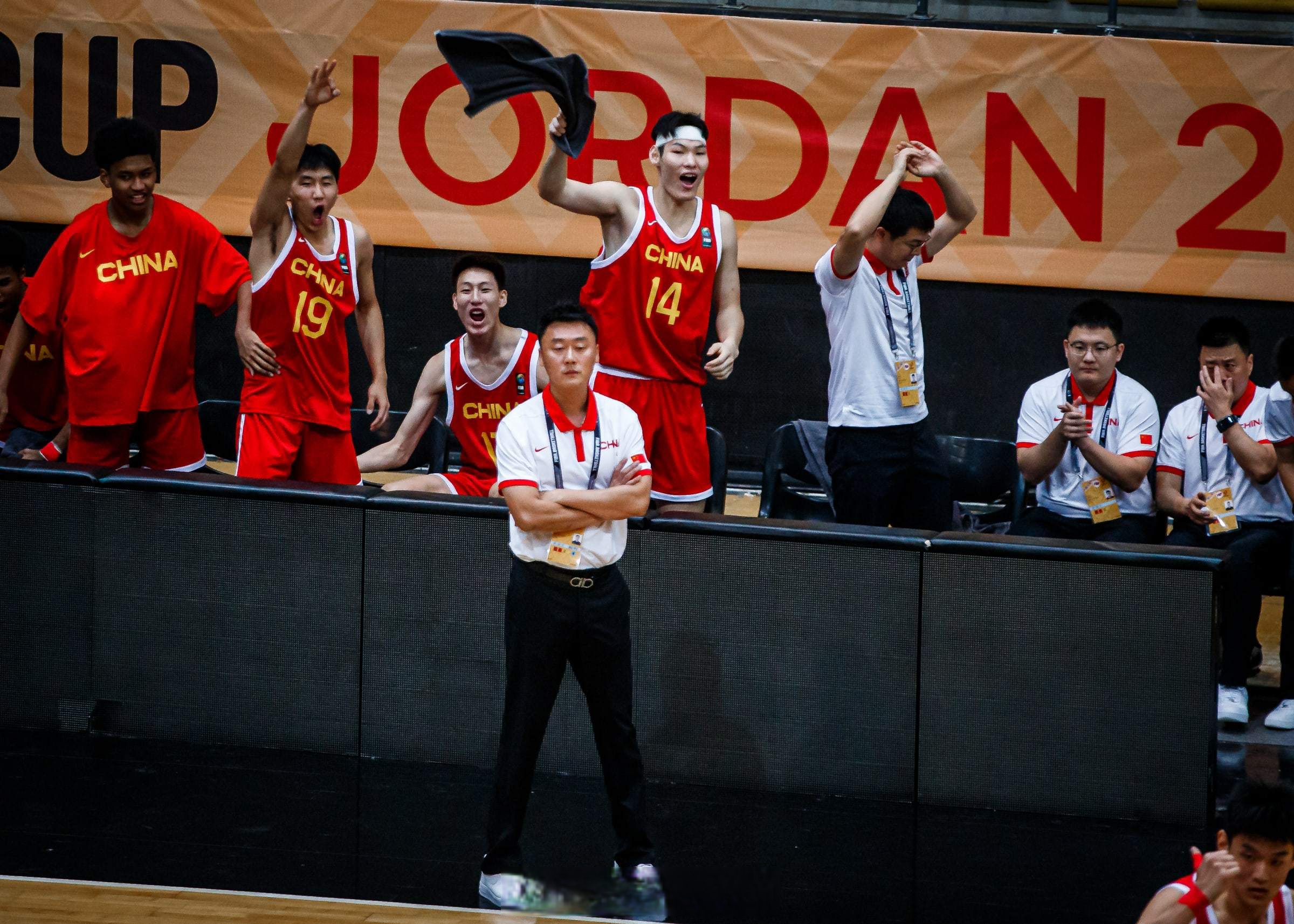 包含大场面表现出色，球队力克对手晋级的词条